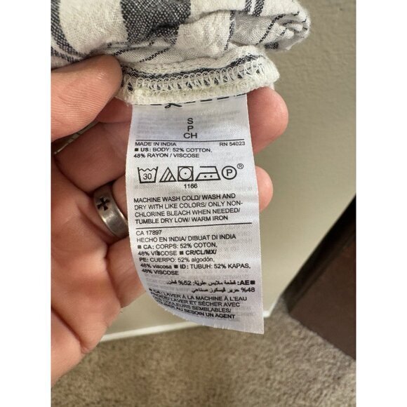 Old Navy Women's White/Gray Blouse Size S short sleeve v-neck pullover cotton - Picture 4 of 6